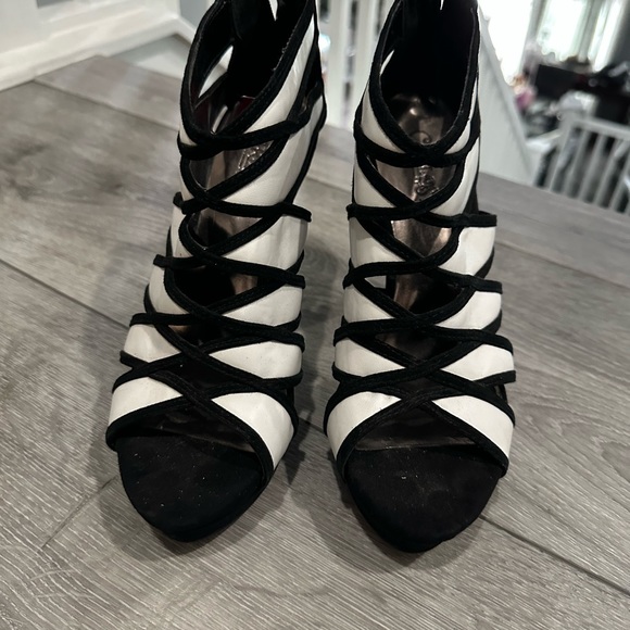 Sexy Carlos Santana sandal booties size 7 black and white. Worn once!!! - Picture 2 of 4